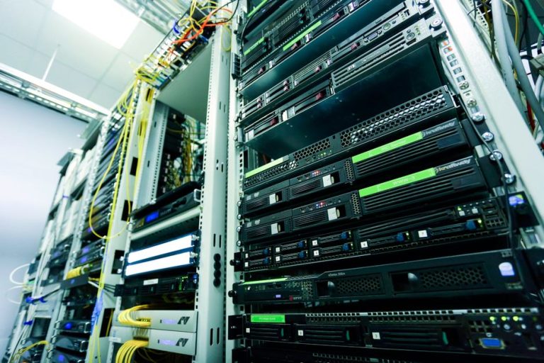 When Redis Enterprise Justifies Its Premium Over Valkey for High-Availability Caching Clusters